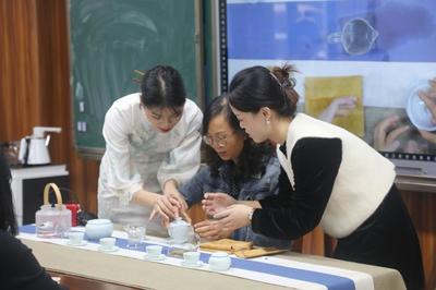 助力公服高水平专业群建设 老年大学手工制作示范教育的创新与实践