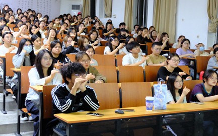 与你更近 美术与设计学院手语培训与手工制作融合活动纪实